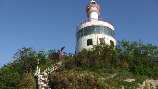 束草灯塔展望台是束草八景之一， 展望台为白色建筑物，格调浪漫