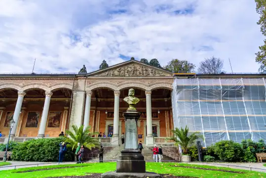 鄰近礦泉泵房的酒店