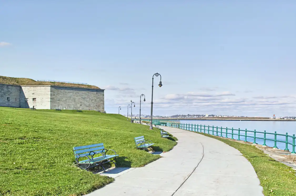 캐슬 아일랜드 주변 호텔