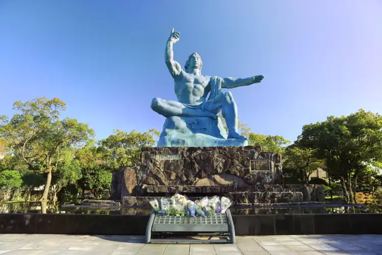 Hotels near Peace Statue