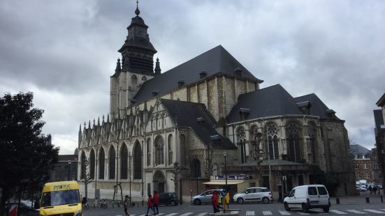 沙配勒聖母教堂位於 Place du Grand Sablo