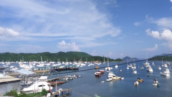 白沙湾，位於香港西贡区之中部位置，從市区乘搭大巴或小巴過去，