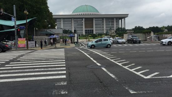 国会议事堂位于汝矣岛上，这里是韩国政治的中心之一，绿色的建筑
