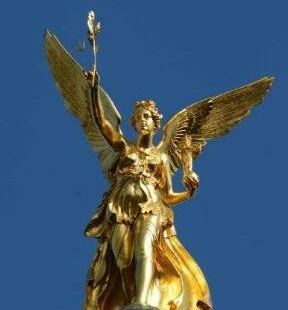 和平天使雕像是慕尼黑地标性雕像，位于慕尼黑市中心东北大约1.