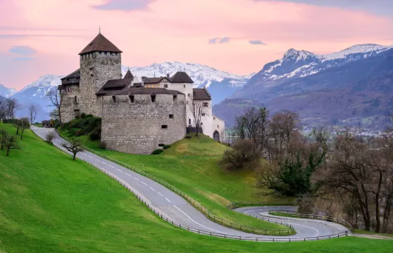 瑞士蘇黎世來回列支敦士登瓦杜茲一日遊三國中文包車