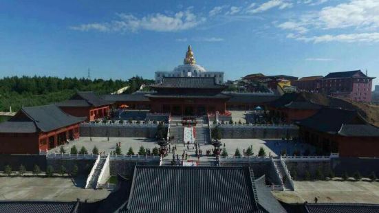 普陀山宗教文化风景区位于鹤岗市南郊的鹿林山上，依山傍水，平均