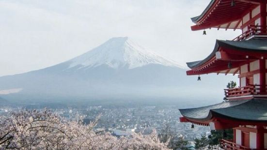 富士山是日本第一高峰，横跨静冈县和山梨县的睡火山，也是是世界