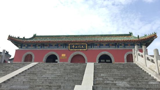 天门山寺，始建于唐朝，是湘西地区的佛教中心，寺庙坐落山窝，视