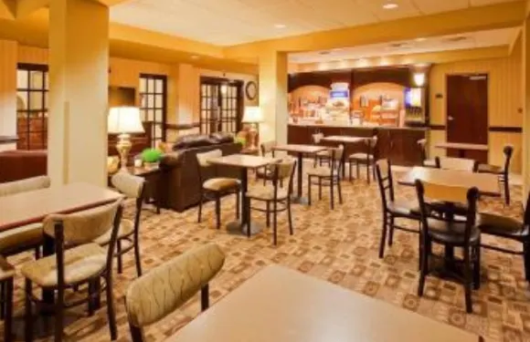 智選假日套房酒店加茲登的W -近阿塔拉