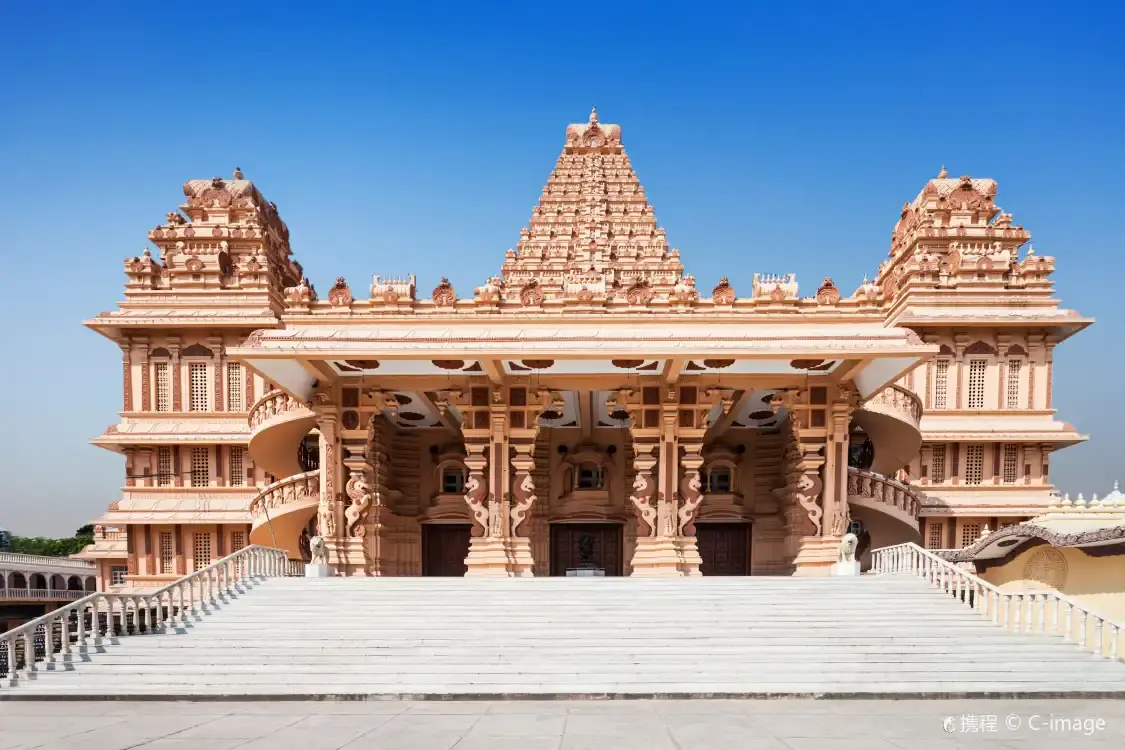 Hotels near Chhatarpur Temple