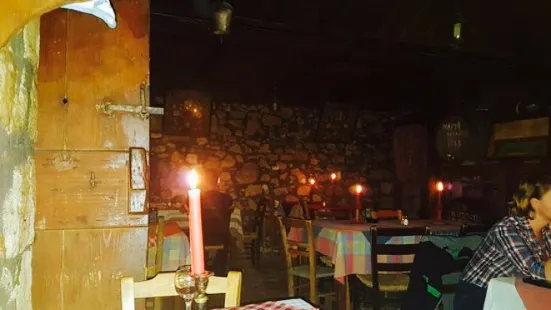 Gianni's Tavern