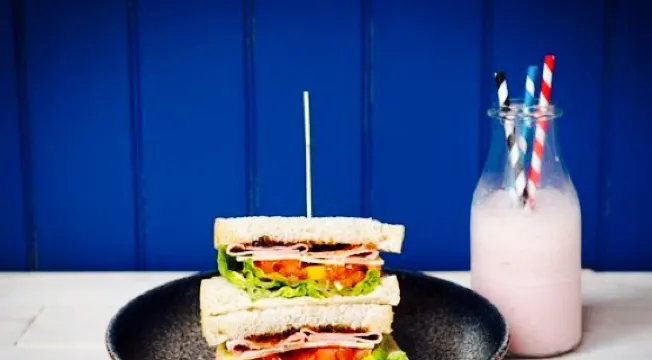 Mai Café & Dessert Bar