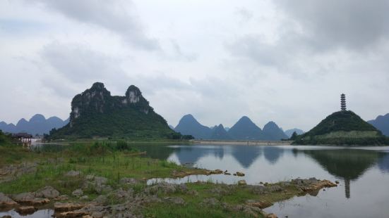 是罗城的水厂，利用水库建造的景点，好大的广场，九曲桥上亭台楼