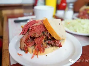 Schwartz's - Montreal Deli