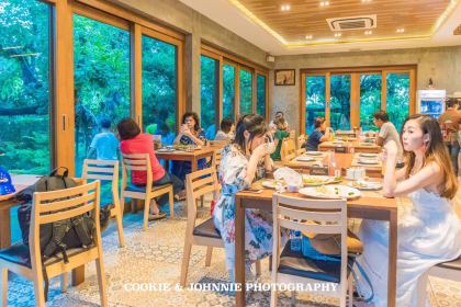 Chom Cafe and Restaurant