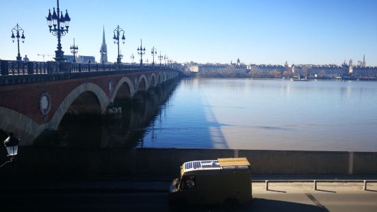 波尔多加龙河(River Garonne)上有二座著名的桥，