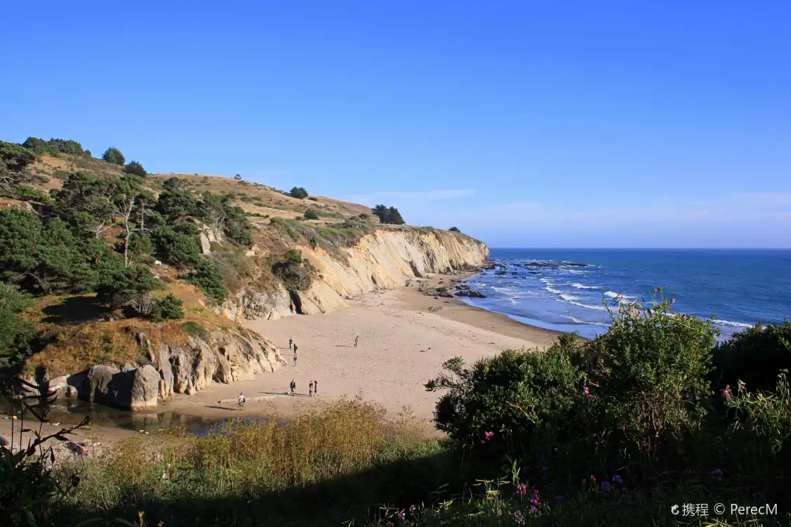 Hotels near Bowling Ball Beach