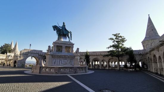 位于渔人堡环形广场面对马加什教堂的铜像，是第一位匈牙利国圣&