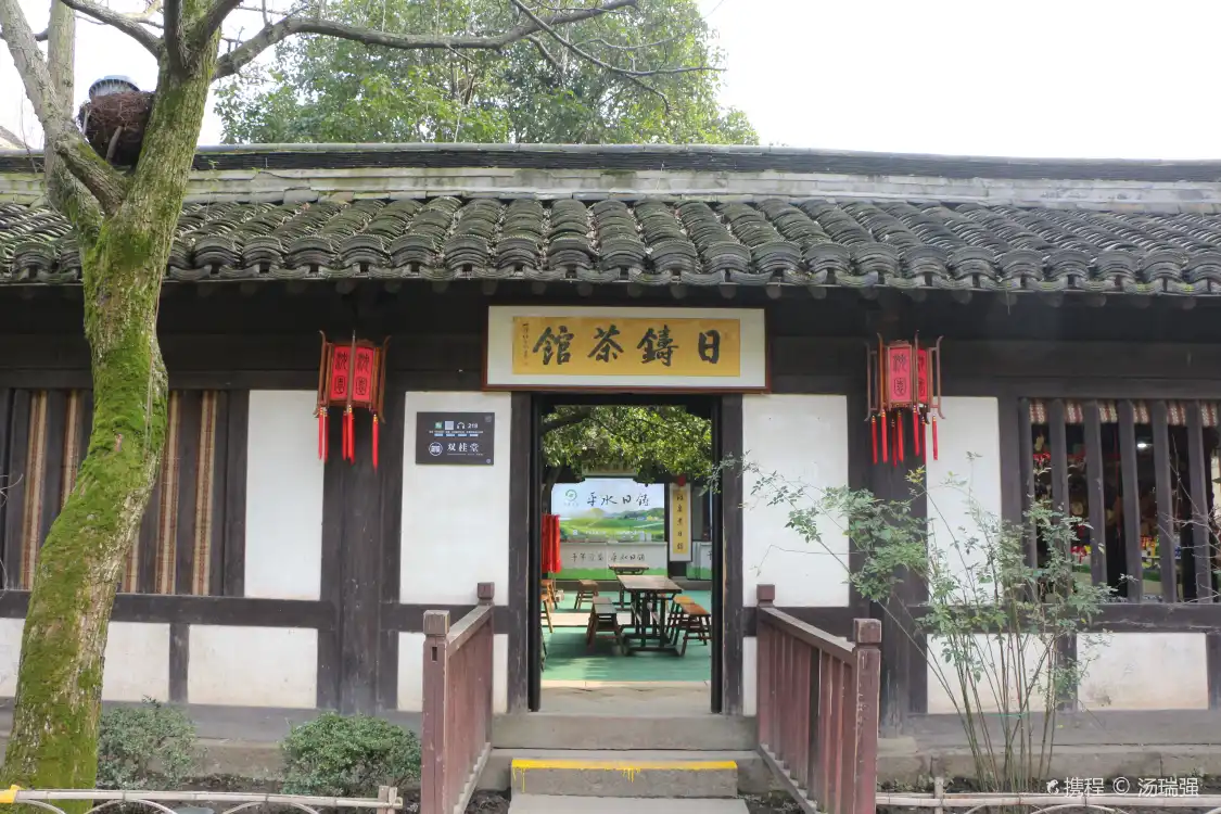 Hotels near Shuanggui Hall