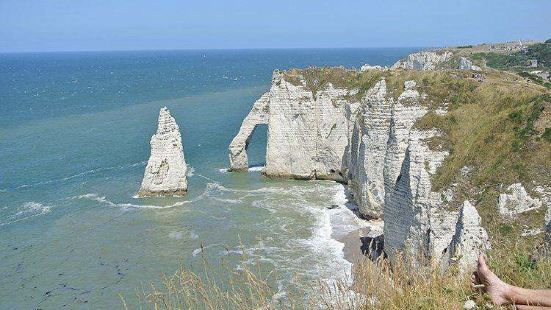 埃特勒塔(Etretat)是法國西北部的一座海濱小鎮，位於法