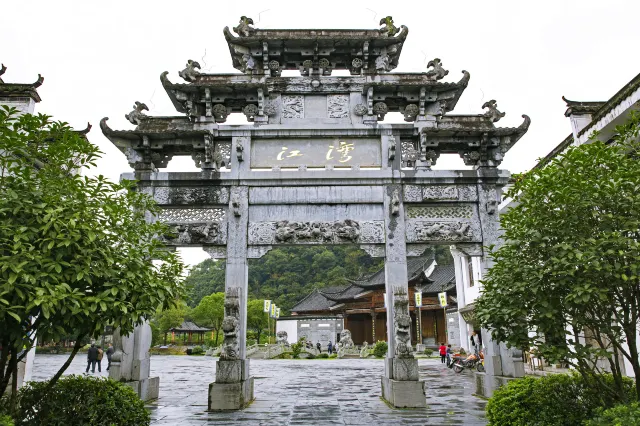 The White Walled-Black Roofed Huipai Village with Horse-Head Walls: You Must Come to Wuyuan to Appreciate It Properly.