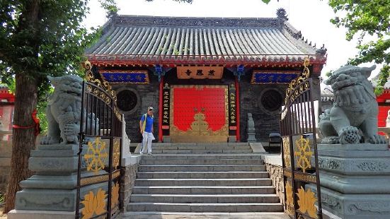 这是一个历史悠久的佛教寺院，它坐落于沈阳市沈河区大南街上，这
