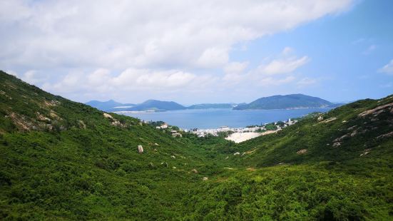 浪茄湾是香港麦理浩径的一部分，是一片非常美丽的水域。一定要在