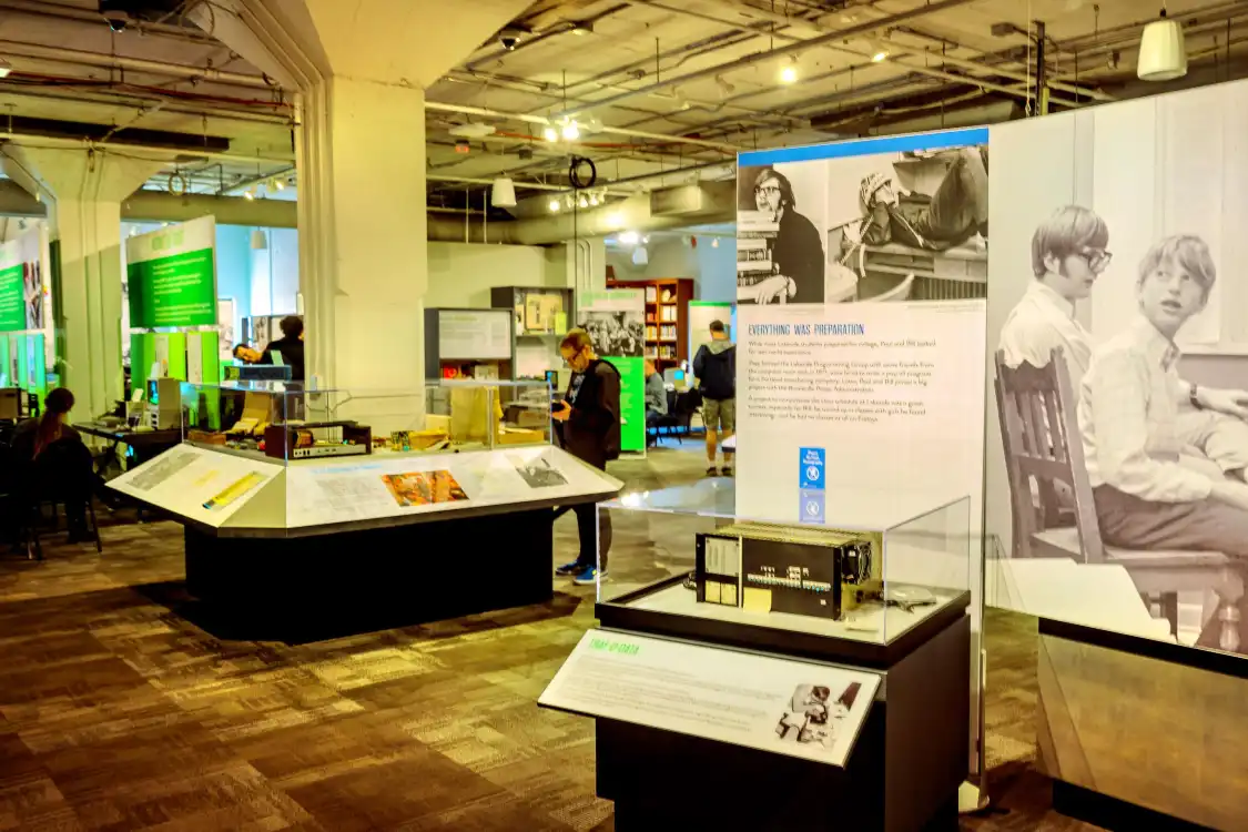 Hotels near Living Computers: Museum + Labs