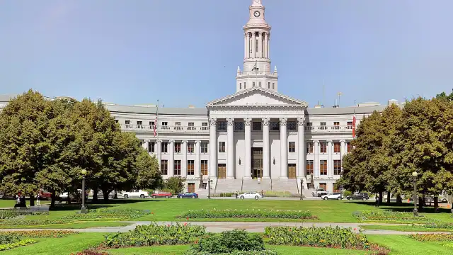 市政廳金頂大廈附近的飯店
