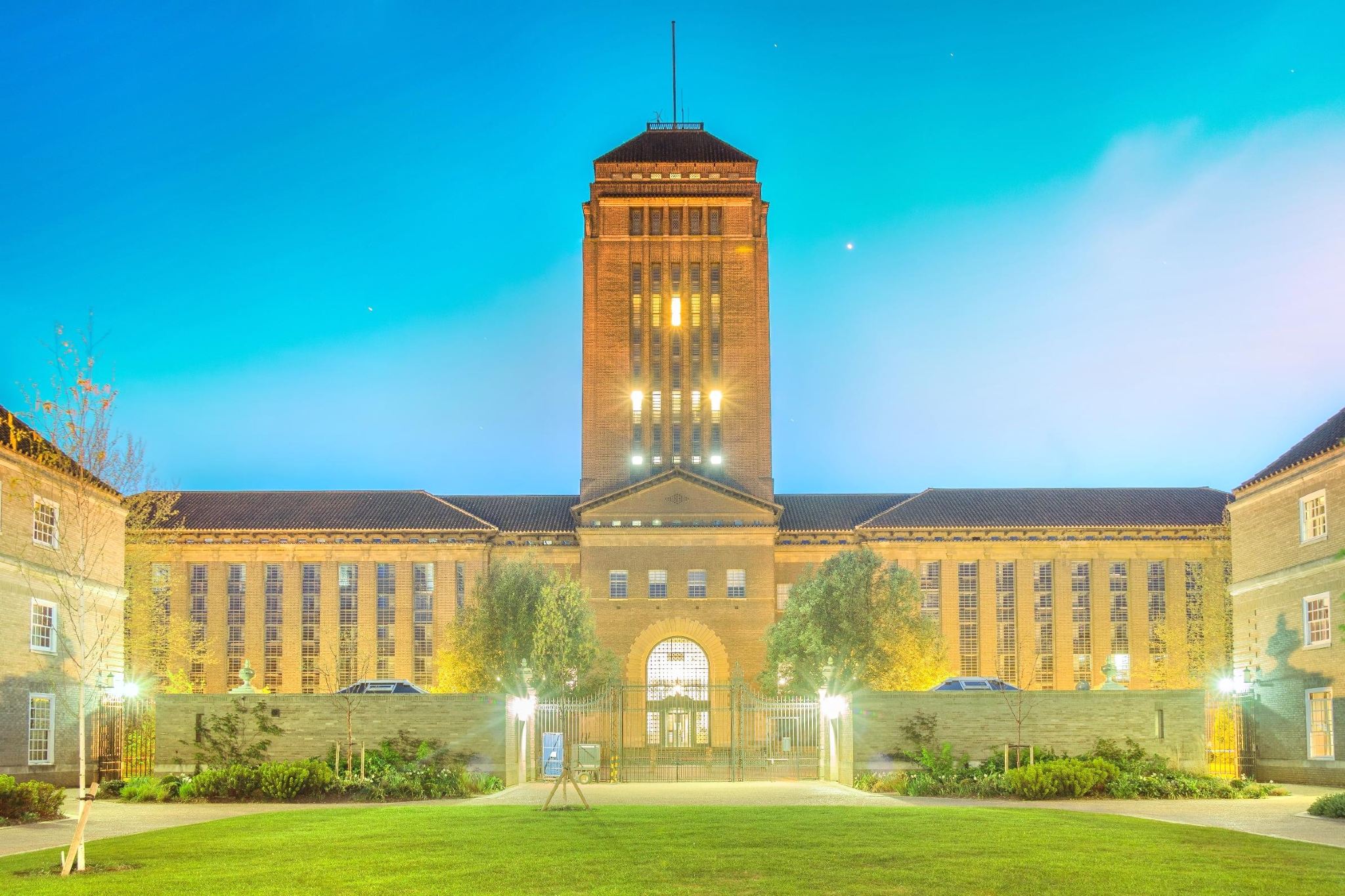 London University of Oxford + Bodleian Library + University of Cambridge + Cambridge Arts Theatre 1-day tour