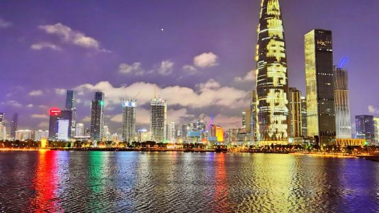 2020年五四青年节再次来到深圳湾人才公园看灯光秀，夜景降临