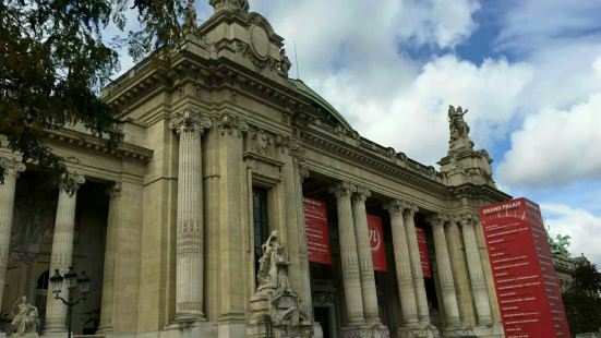 巴黎大皇宫原本是巴黎皇帝所居住的地方，现在是一座大型的博物馆