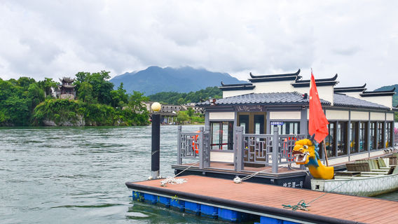 Taohua Pond 10℃ Bamboo Rafting