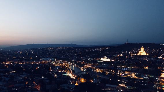 Tous types de traducteurs, guides, voitures de location, photographes, escortes d'affaires, accompagnement médical, guides de voyage, personnalisation en Géorgie