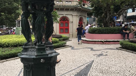 八角亭圖書館是澳門第一間中文圖書館和最早開放的公共圖書館,其