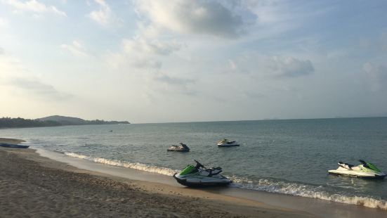 慕名而来欣赏这里海天一线的景致以及醉人的日落。湄南海滩相比之