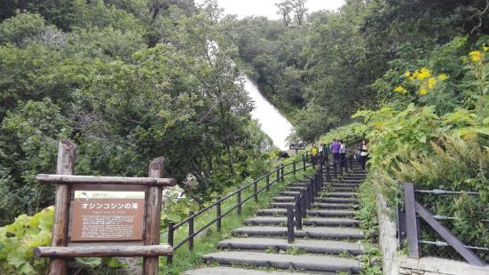 在沿海岸的公路边，有号称知床八景之一的oshibkoshin