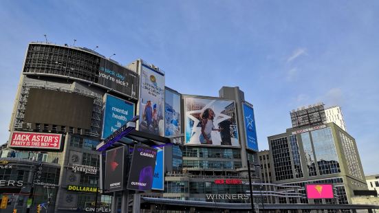 央-登打士广场（英语：Yonge-Dundas Square