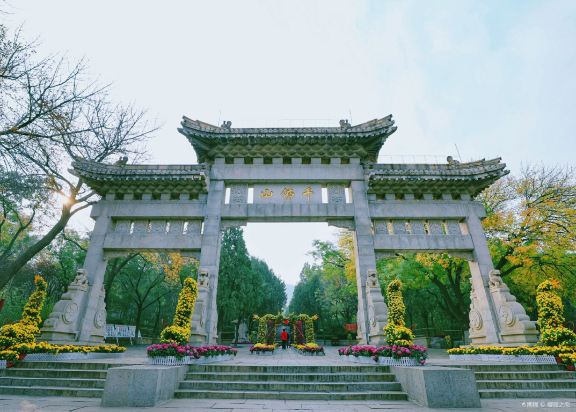 Qianfo Mountain Scenic Area
