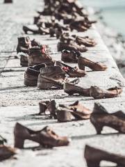 多瑙河畔鞋履雕塑