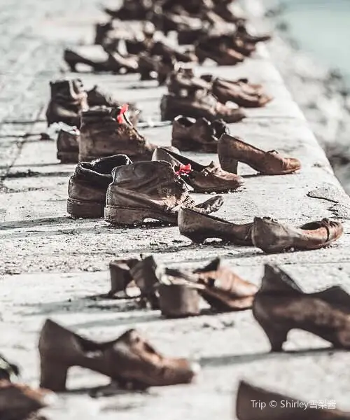 多瑙河畔鞋履雕塑