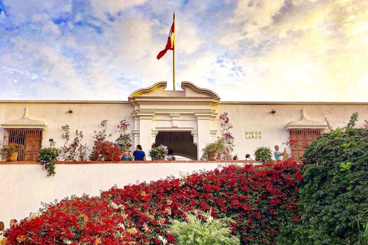 San Martin Plaza, Lima