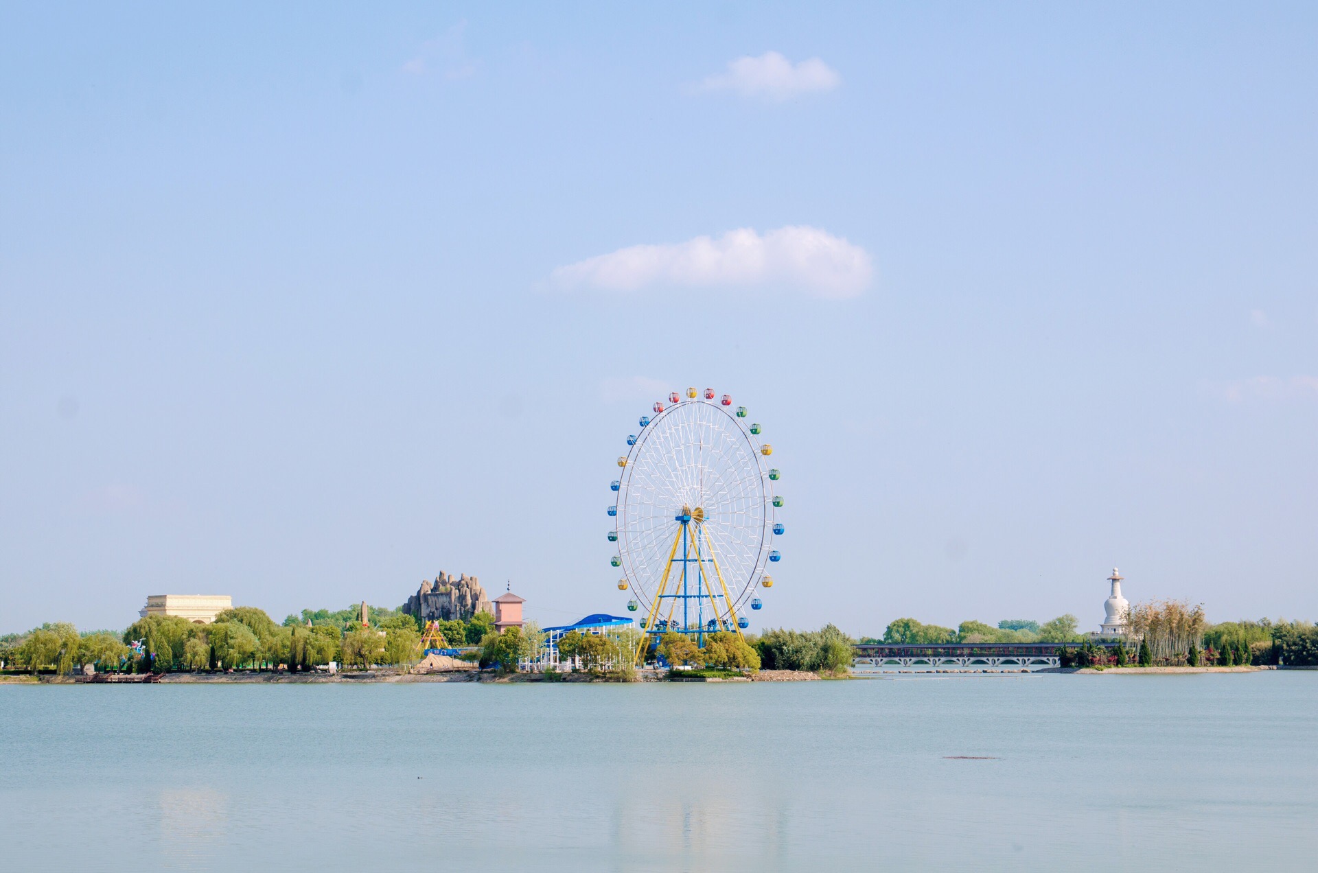 Come to Fuyang and walk into the national 5A-level Balihe Scenic Area, a great tourist destination away from the city. It is very difficult for you to find such a place. The whole scene is divided into five parks, namely, Bird Forest, West District, Eastern District, Twelve Flower Island, and Ming and Qing Court. In the bird language forest, you can see all kinds of animals, feel the true people and nature; in the east, you can see the Su-style gardens, the Baique Temple, and appreciate the charm of traditional Chinese architecture; in the West, you can Enjoy the scenery of the world, the Temple of Zeus, the Arc de Triomphe... The richness of the Bali River Scenic Area will not be known without having ever come. Every 5A-level scenic spot, not to mention the famous name, is also widely known, and the Bali River Scenic Area is really unheard of. The Bali River Scenic Area can be rated as a 5A-level scenic spot, and it is not unrelated to living in many rare migratory birds. Here, whether it is a migratory bird or an animal in a protected area, they do not live in a cage like a zoo. In the same way, we live together in this environment like nature, forming an ecosystem. The beauty of the Bali River, the beauty of the lake in the lake, the sparkling and sunny, the water is empty and rainy. The beauty of the Bali River, the beauty of the row of weeping willows in the row, swaying in the wind, graceful; not to mention the deep canyon, the shrine of the temple, the bridge back and forth, all people are lingering, fascinated. Strolling in the Bali River Scenic Area, the catkins follow the wind, and the breeze bursts. The joy at this time is very unique, just like this happy only belongs to the Bali River Scenic Area in April.