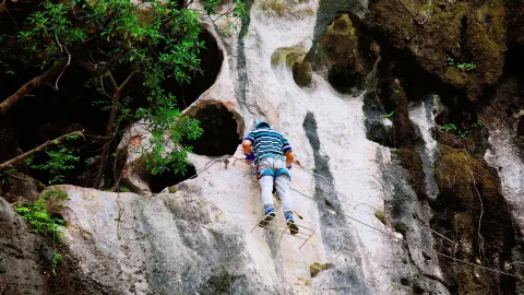 Rock Climbing in Yangshuo attraction in Guilin