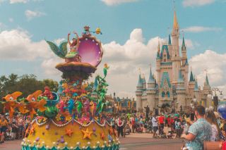 Orlando Disney World is the largest in the world. Since Disney World is divided into 4 parks, the size of each park is smaller than you might think. (If you are diligent, you can easily see everything in one day.) However, when purchasing tickets, the price difference between 4-day and 5-day passes is not that big, so I recommend choosing the 5-day pass. (Average of 20,000 won?, excluding spacial offers)