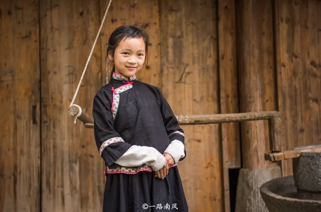 China is an inclusive country with 56 brothers and sisters living in harmony. Among the various ethnic groups, there is a group that looks very special. This group is black and strong. 
Black-shirt is a branch of Guangxi Zhuang, generally referred to as Bulu and Bumin. It mainly lives in Napo County, neighboring Guangxi and Yunnan. The biggest feature of black clothes is that black is beautiful, including clothing and hats are black. They like to live in the mountains and live a life without competition. 
Black clothing is very hospitable, seeing guests Linzhai always greets guests with wine and sing songs. The traditional dances here include welcome dance, black gun dance, wedding dance, end dance, etc. These dances have been passed down from ancient times to the present. When did they start, the locals could not tell, only know from the 3 year olds It will jump to the elderly. 
 Perhaps it is a partiality and a mist of moisture that makes the black-shirted family more casual and simple. 
Black and romantic, dance is part of their life, singing and dancing anytime, anywhere. This includes working, falling in love, happy, sad, festive, when the guests come...
Children in the village are used to playing together, going to school together, seeing strangers entering the village, the smaller children are acting A little bit of iodine, the older child is not afraid of life, very warm and generous to pose, with photos.