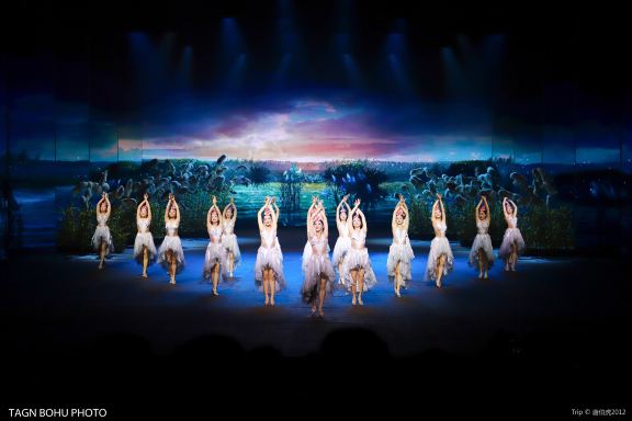 I watched the performances of Yichuns ancient performances, and it was very impressive. After watching it, I was deeply praised. There is a world of love and harmony, and there are red hymns, especially the scene of red culture. The effect lighting is so well matched that the red culture is vividly expressed. Won the applause at the scene. Love a gentle moon, find a romantic encounter. Although there was only a short one-hour performance, it was a perfect combination of the culture of Yichun and the folklore of the time. The performance was very touching.