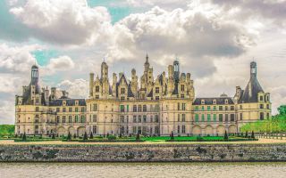 [How to get to Blois]
1. Use the Loire Castle Tour (around 200,000 won)💵💵💵
- Departing from Paris, the most convenient
- Visit other castles as well, although it varies depending on the product

2. Use a local tour product (around 100,000 won)👍👍👍
- The tour product itself is around 40,000 won, but since it departs from Tours Station or Orleans Station, you need a round-trip train ticket.
- You can choose the castles and time slots you want (morning, afternoon, all day)
- Go to the tourevasion.com site

3. Go directly from Blois Station (around 40,000-70,000 won)🦴🦴🦴
- I didn't have money, so I took the oui bus on the Paris-Blois route. However, it dropped me off in a remote place, so I had to take a city bus back to Blois Train Station. The route is complicated, so it takes an hour to walk back... So just pay 70,000 won and take the train...🚄
- You can use the shuttle bus at a cheap price at the Blois train station! However, the shuttle bus time is very limited, so be careful!