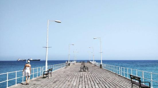 第一次在码头边游泳,第一次感受海边篝火晚会满眼的碧蓝海域,满