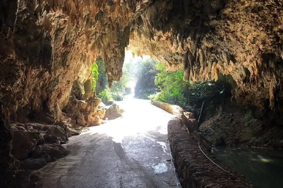 Cueva de piedra caliza de la isla de Ishigaki